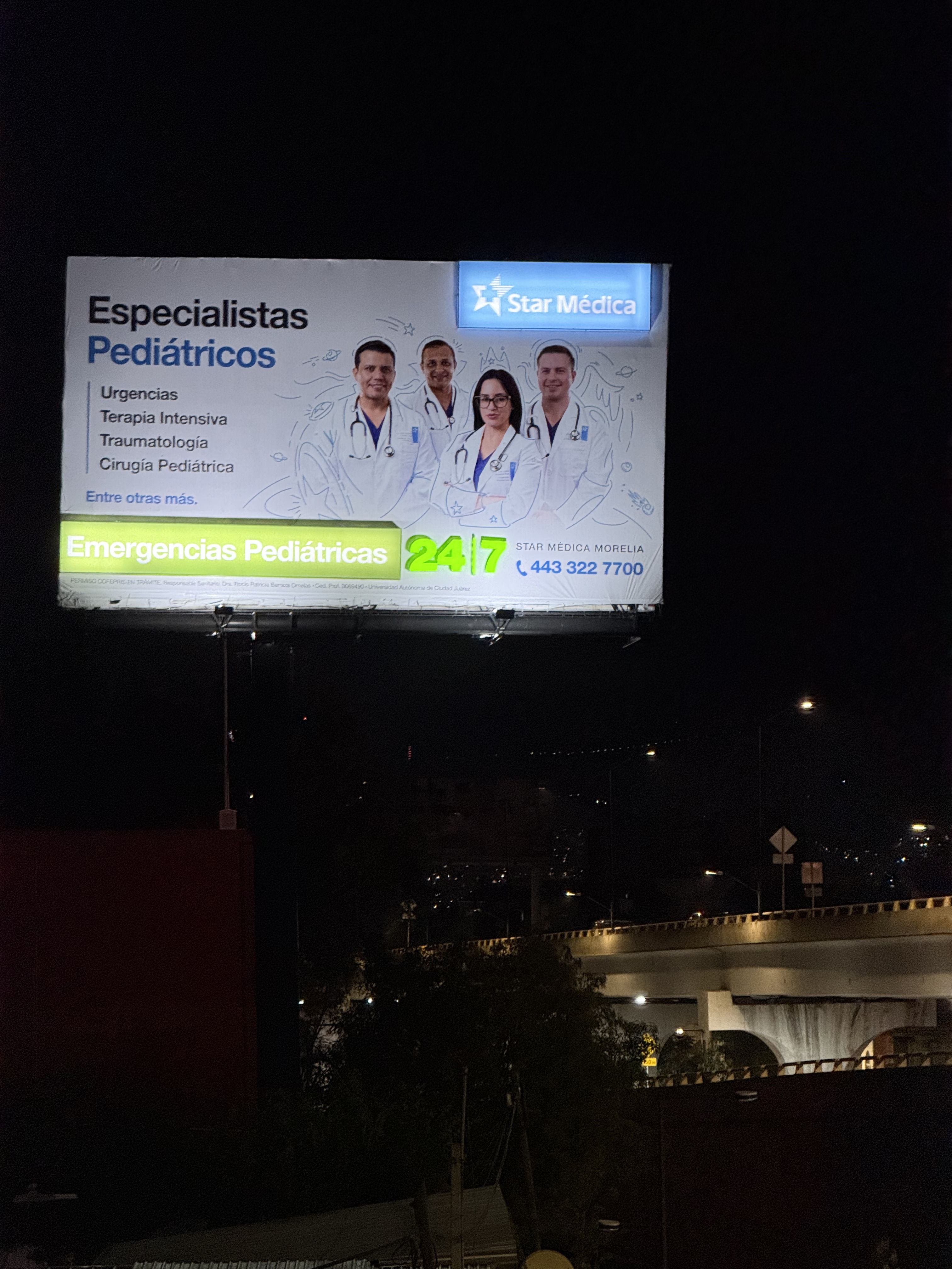 Anuncio espectacular con caja de luz