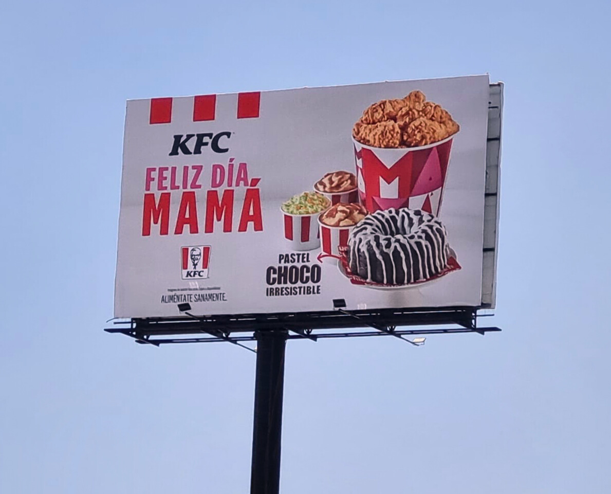 Espectacular naranti dia de las madres con KFC Vallas fijas VS Espectaculares publicitarios