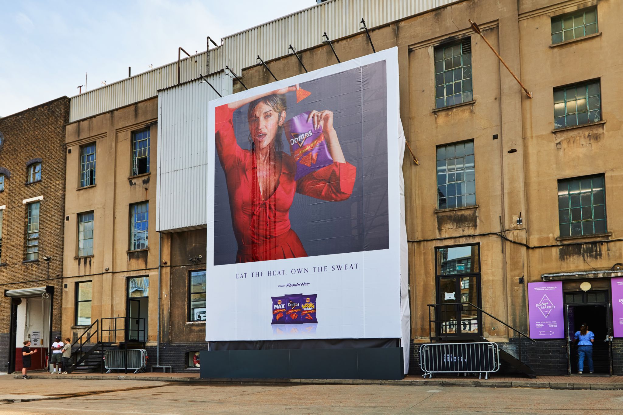 muro publicitario flaming hot