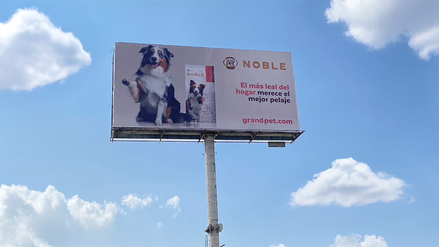 Espectacular con publicidad